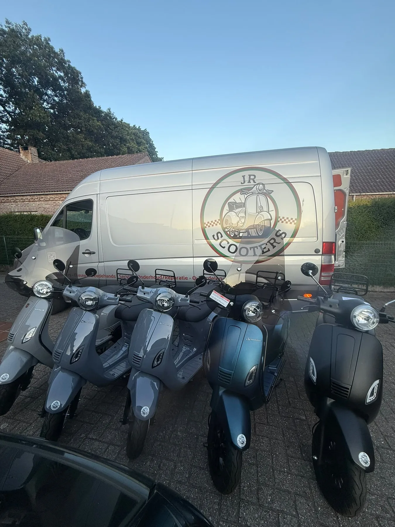 Santini-scooters klaar voor levering bij JR Scooters