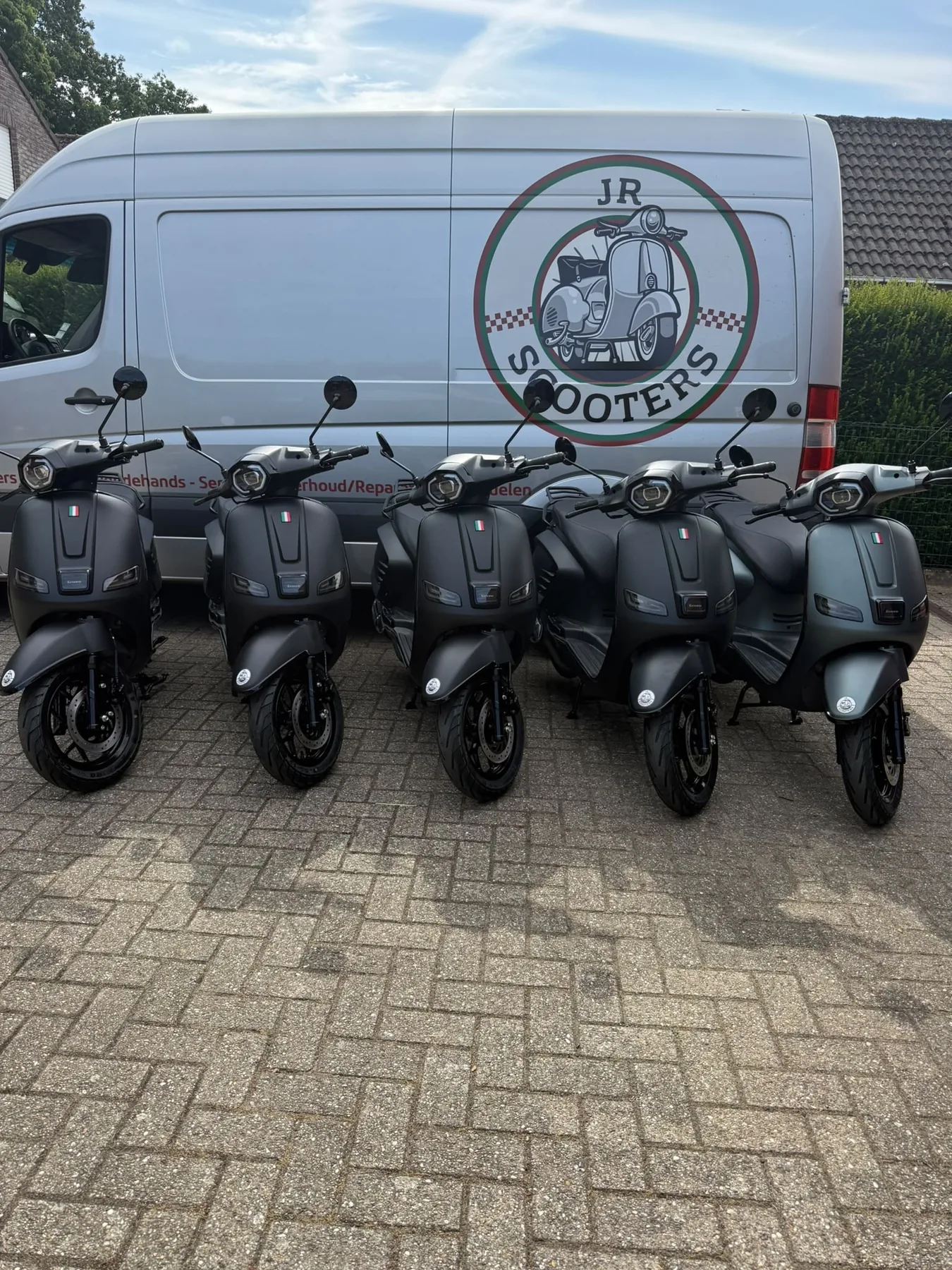 Nieuwe Senzo-scooters voor de bus van JR Scooters