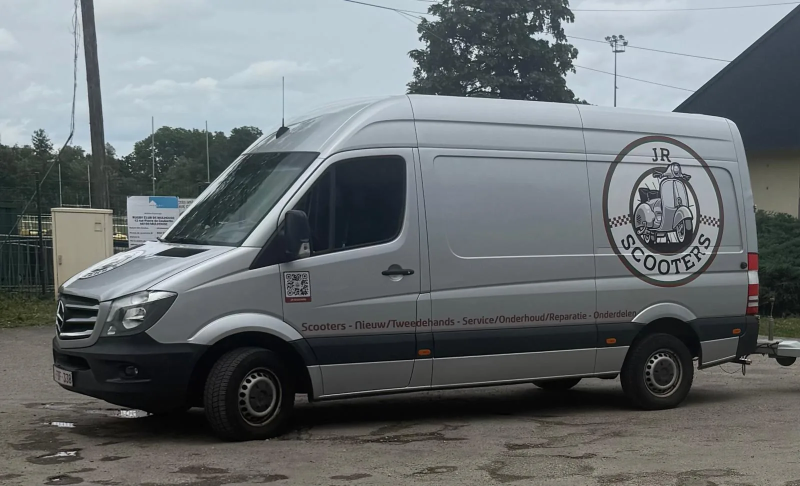 Bestelwagen van JR Scooters: levering aan huis in de regio Antwerpen
